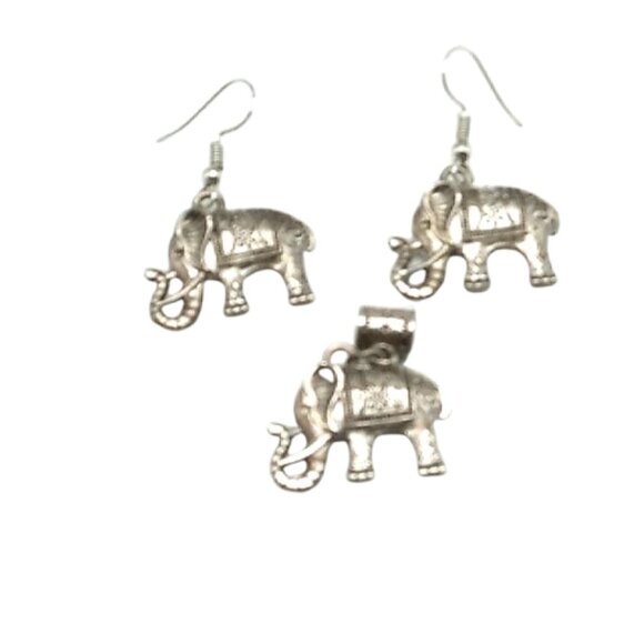 Vintage-inspired Silver-tone Elephant Earrings with Matching Elephant Pendant - Picture 15 of 16
